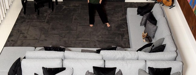 Xuxa na sala gigante de sua nova mansão — Foto: reprodução/ instagram 