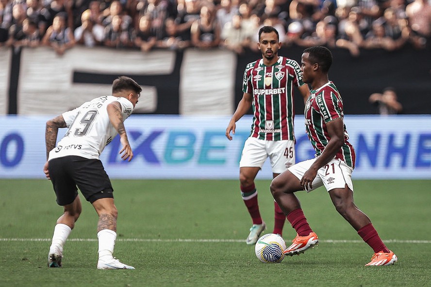 Fluminense de Diniz tem 'falso domínio' e é atropelado pelo Corinthians 3 a 0