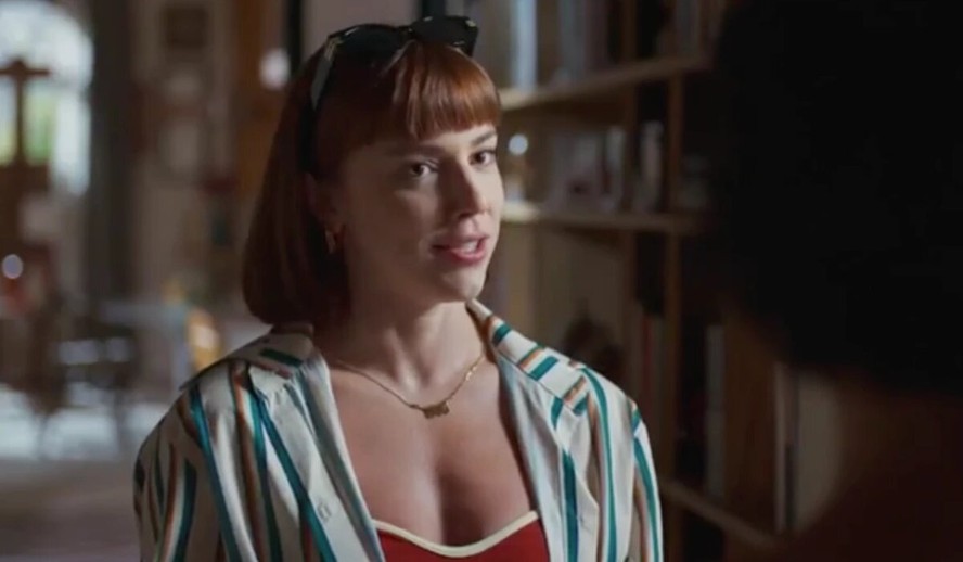 Solange (Alice Wegmann) desconfia de Maria de Fátima (Bella Campos) em 'Vale tudo'