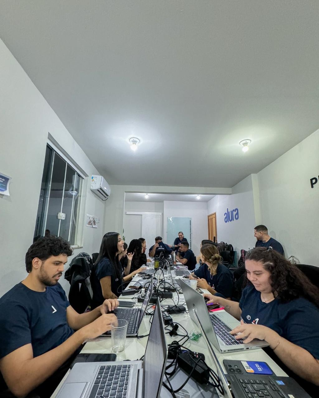 Instituição de favela abre 600 vagas gratuitas para formação em tecnologia - QTU Questões do Universo