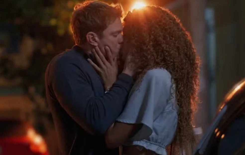 Leonardo (Pedro Novaes) e Viviane (Gabriela Loran) em 'Três Graças' — Foto: Reprodução/ Rede Globo