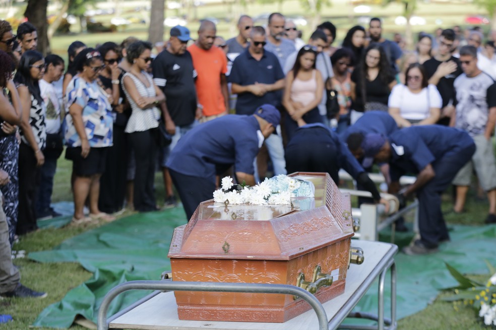 Vítimas de acidente com ônibus na Bahia são sepultadas no Rio — Foto: Domingos Peixoto