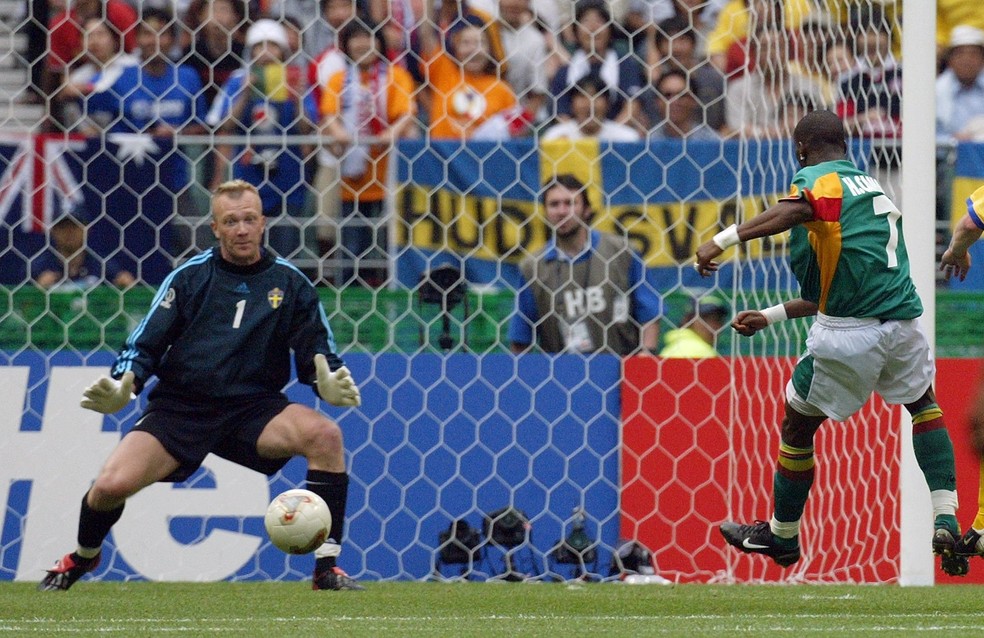 Momento do gol de Henri Camara na Suécia, na prorrogação, após assistência de Thiaw — Foto: DAMIEN MEYER / AFP