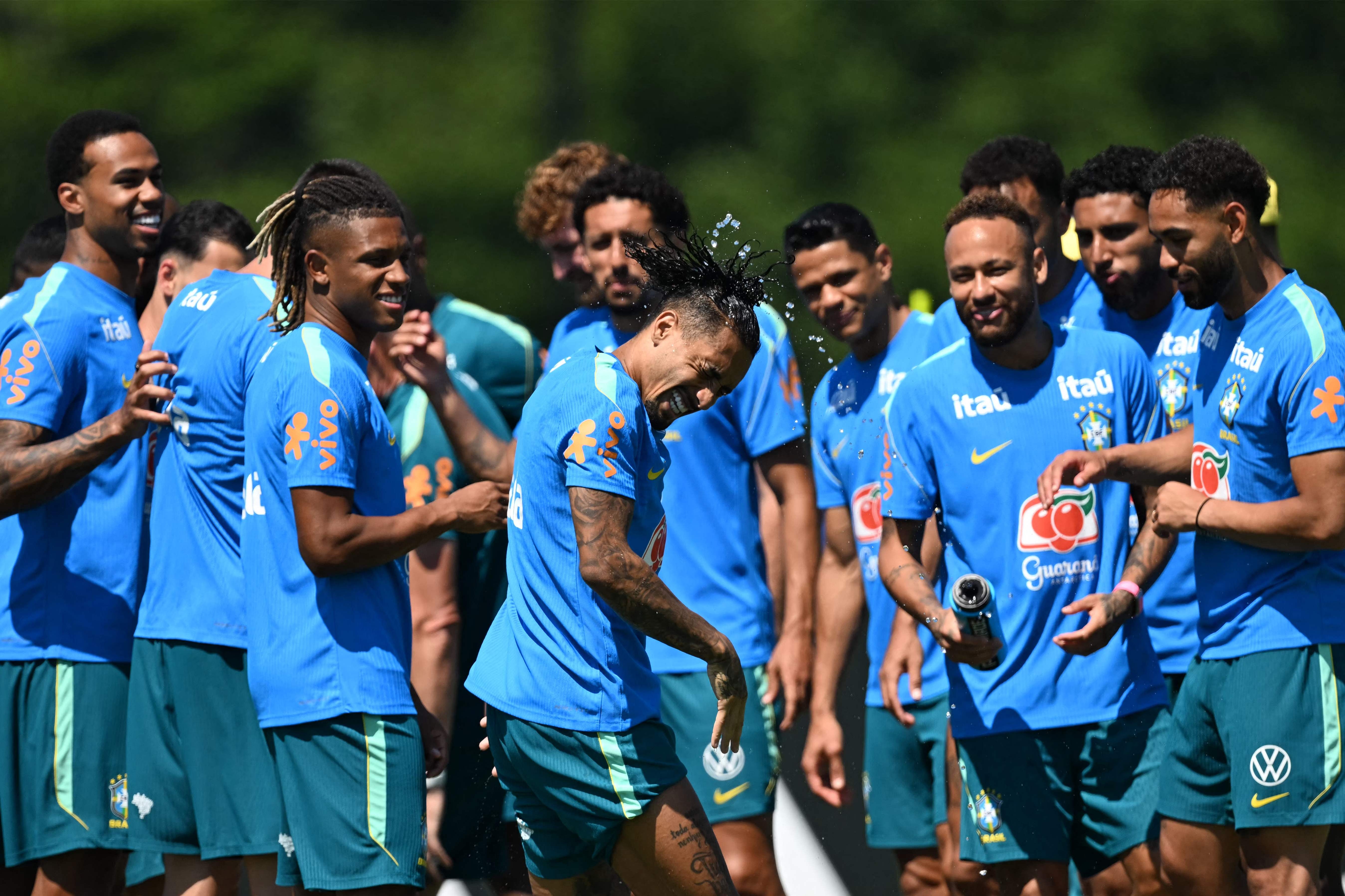 Já na metade da Copa e na véspera de jogo decisivo, veja quem segue quem na seleção brasileira: confira