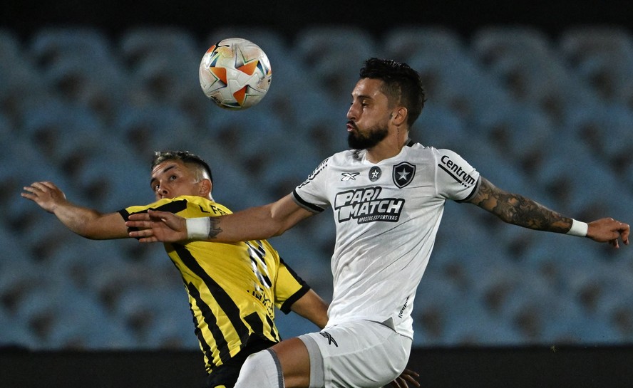 Alex Telles disputa a bola com Léo Fernández