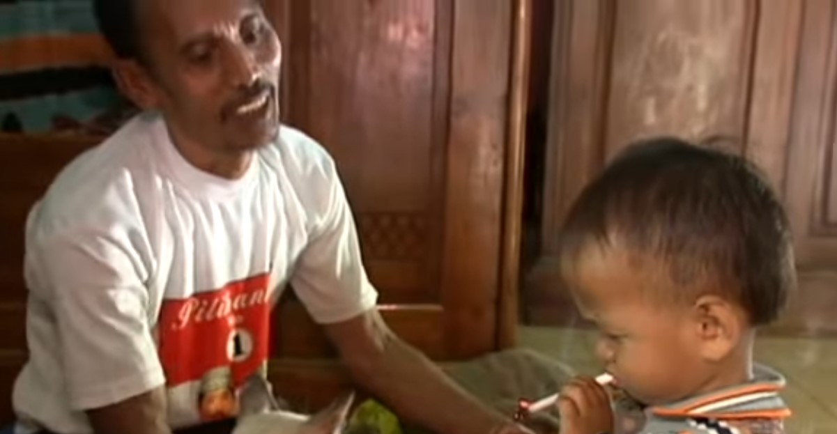 Além de Ardi Rizal: conheça outros casos de crianças fumantes que chocaram o mundo - Foto
