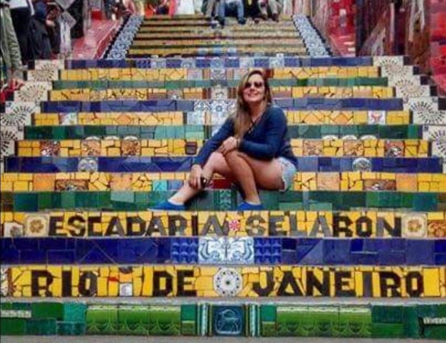 A PM Vaneza Lobão em momento de folga na famosa Escadaria Selaron, no Centro do Rio
