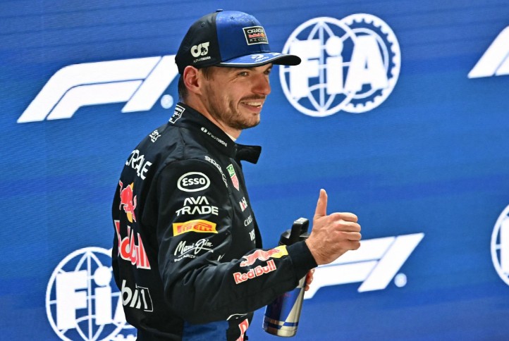 Verstappen repete pole em Cingapura após sprint marcada por acidentes