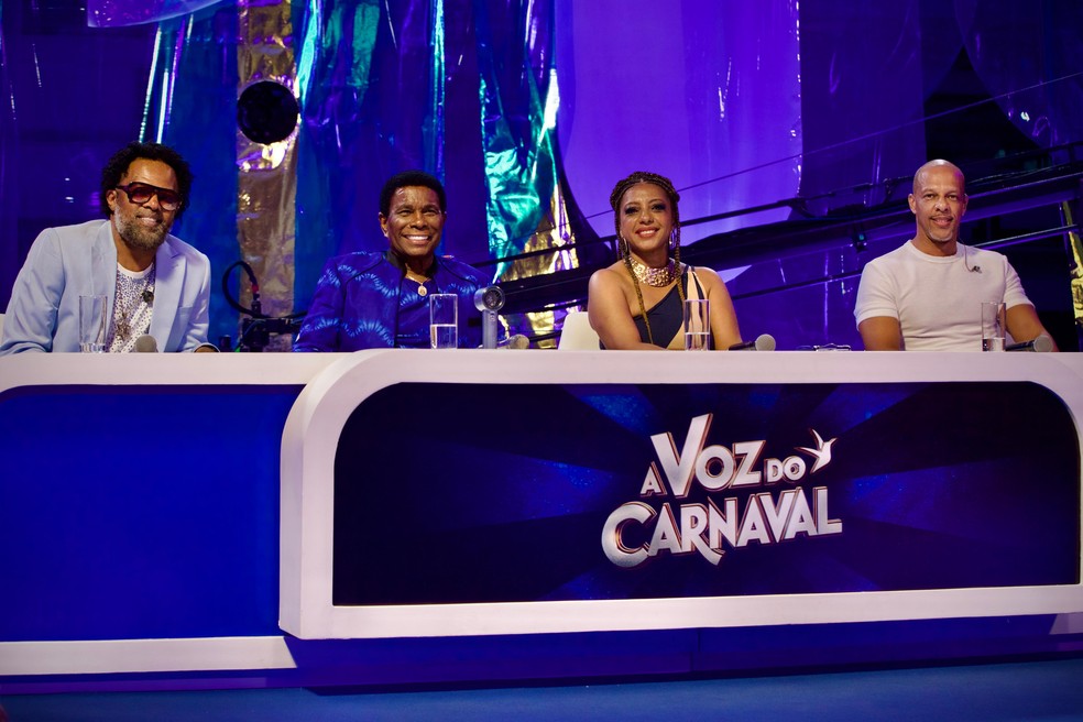 Neguinho da Beija-flor com jurados no 'A voz do carnaval' — Foto: Ique Esteves