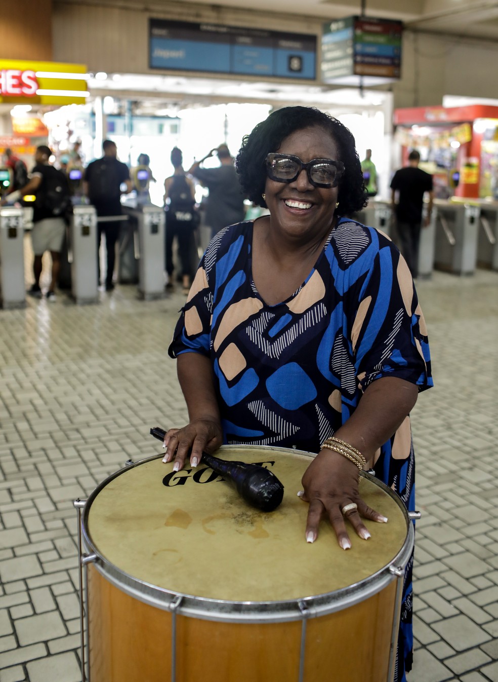 Néia do Surdo começou a cantar louvor em ritmo de samba em viagens do ramal Japeri — Foto: Gabriel de Paiva / Agência O Globo