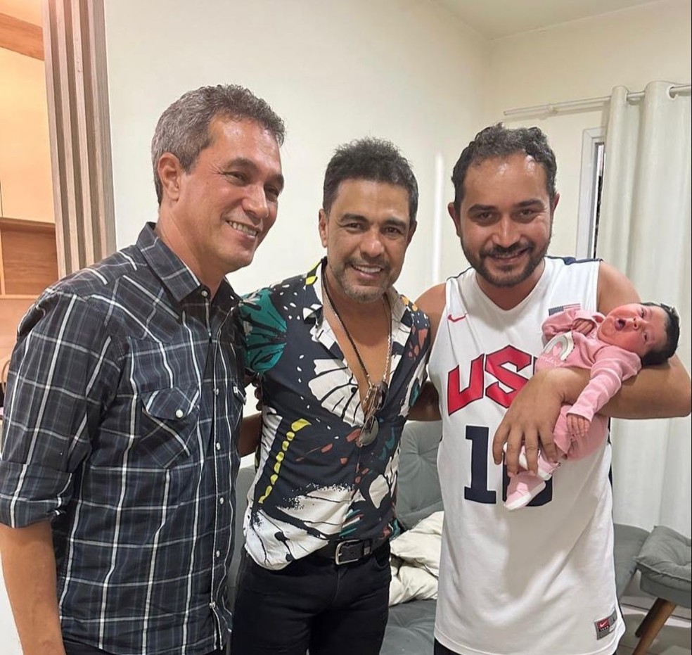 Zezé Di Camargo e Emanuel conhecem a nova sobrinha, filha de Wesley Camargo — Foto: Instagram