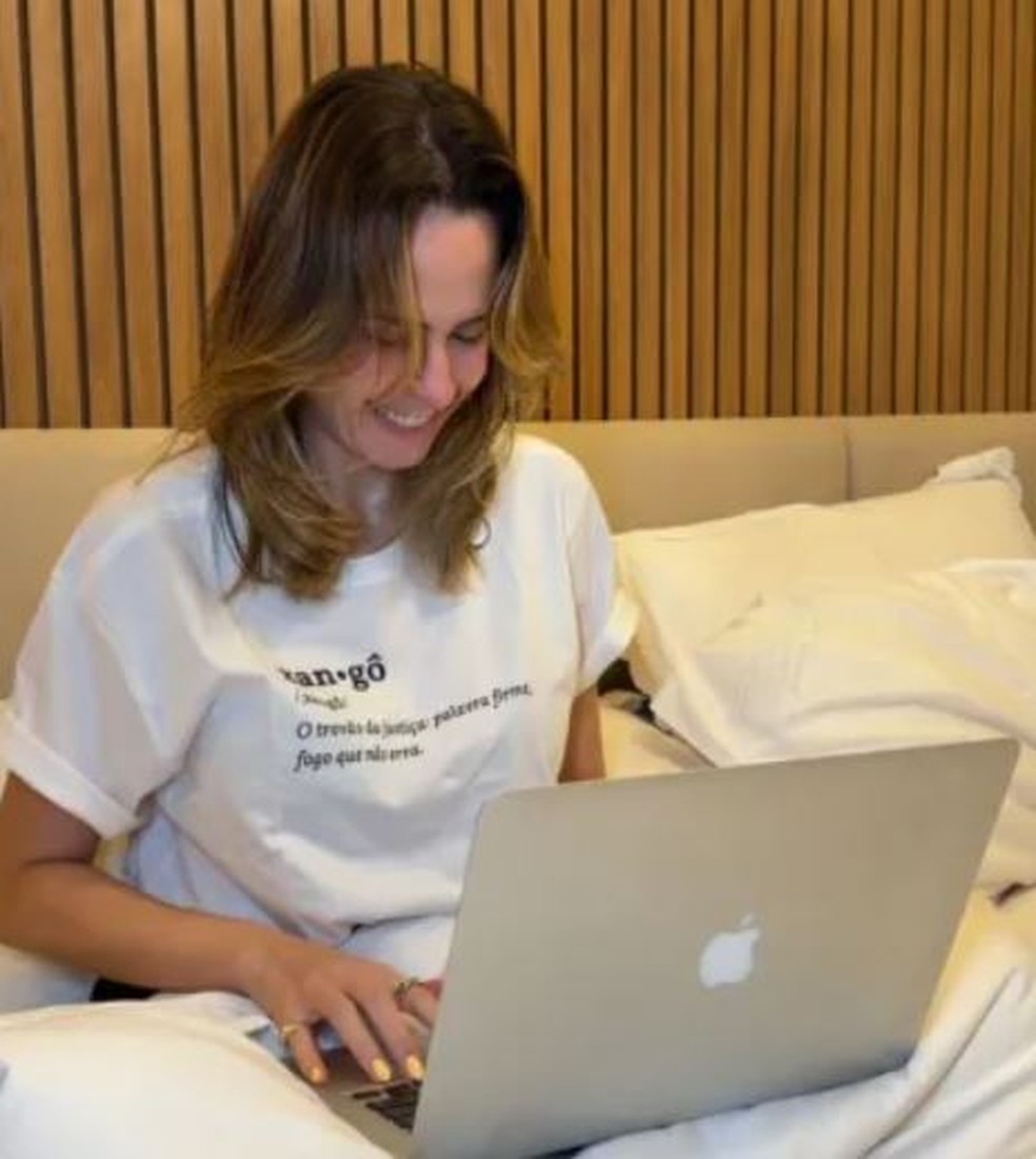 Ana Paula em seu quarto: ripas de madeira no fundo como os vídeos recém-postados — Foto: reprodução/ x
