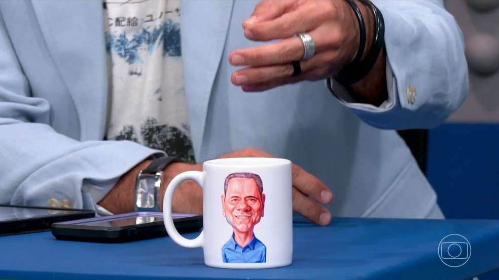 Narrador da TV Globo Luis Roberto recebe homenagens em transmissão — Foto: Reprodução / Globoplay