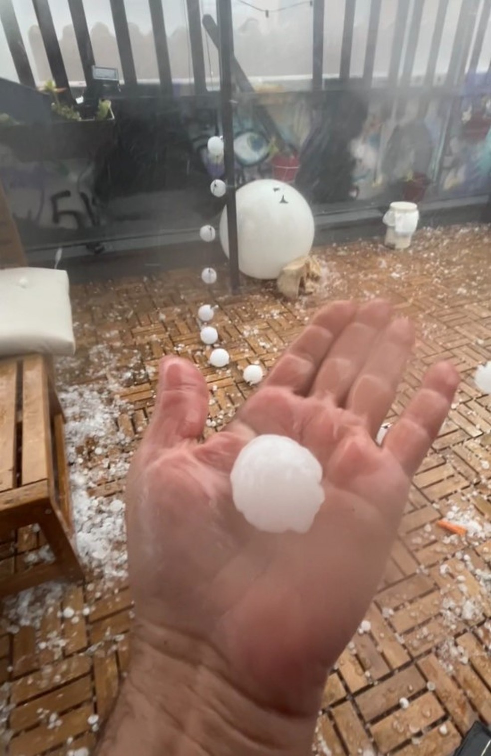 Pedra de granizo que caiu em Tarragona (Espanha) — Foto: Reprodução/X