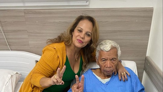 Mulher de Roque posa com ele no hospital após sangramento intracraniano e agradece orações