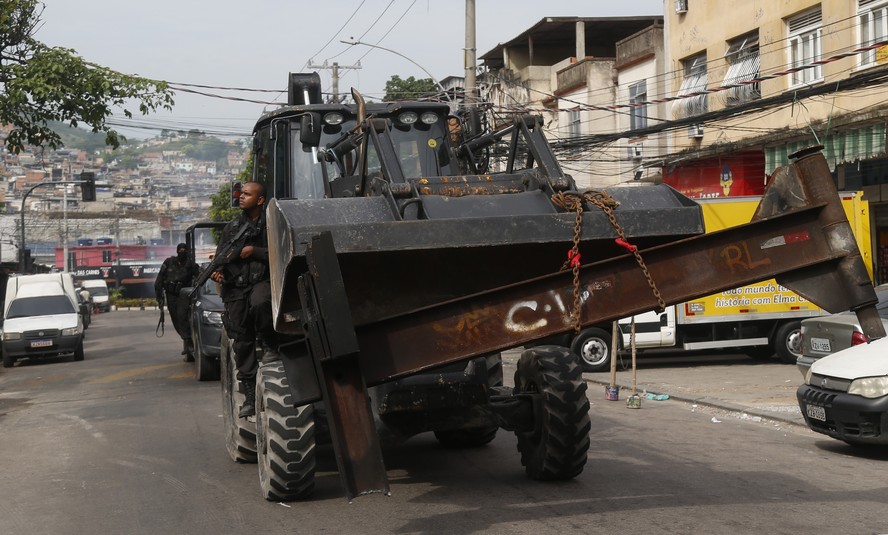 PM faz operação no Complexo da Penha para impedir avanço de traficantes para favelas na Zona Oeste