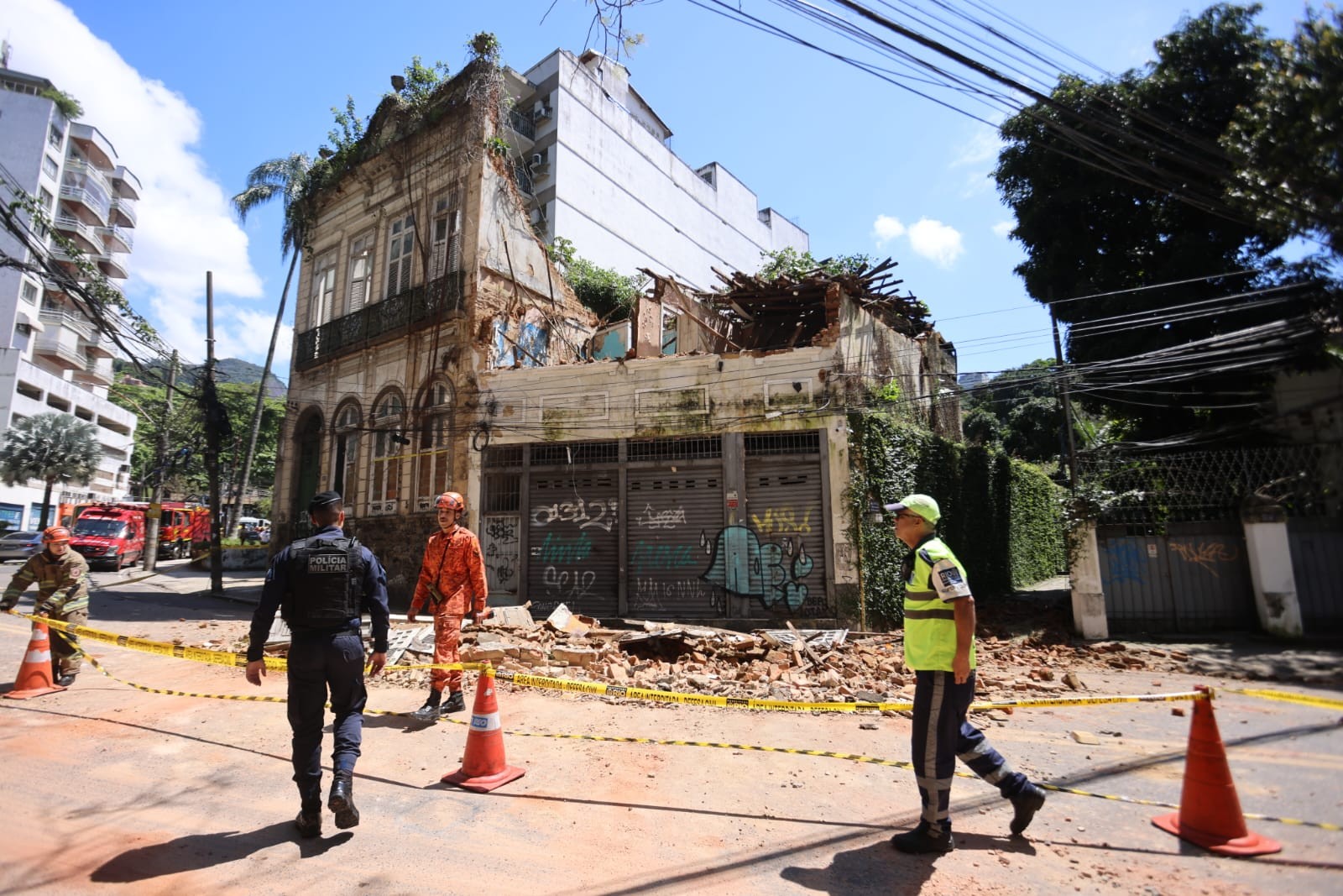 Desabamento no Cosme Velho deixa duas pessoas feridas