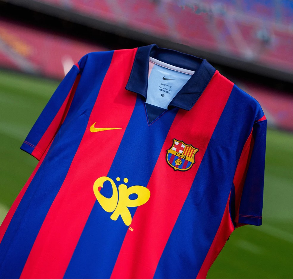 Camisa retrô do Barcelona, edição especial da cantora Olivia Rodrigo — Foto: Divulgação / Barcelona