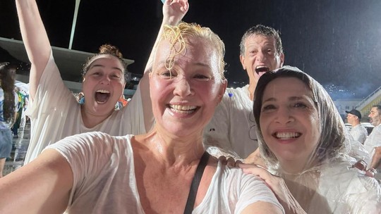 Chuva não impede celebração de celebridades em ensaio técnico da Acadêmicos de Niterói