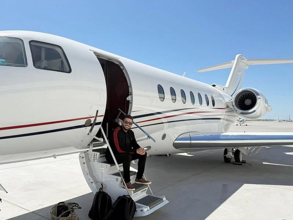 Sentado no degrau de um avião, Marcos Vinícius posou em foto - ele era empresário do ramo da aviação — Foto: Reprodução / Instagram