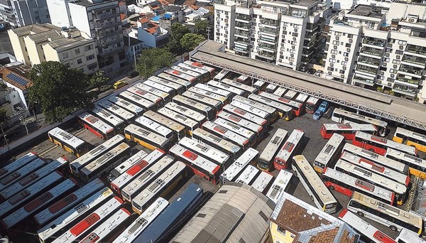 Em meio a crise, prefeitura do Rio leva coletivos para circularem na Baixada e é notificada 