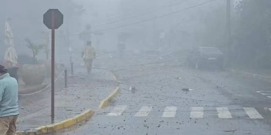 Avião cai sobre loja e provoca incêndio em Gramado, no Rio Grande do Sul