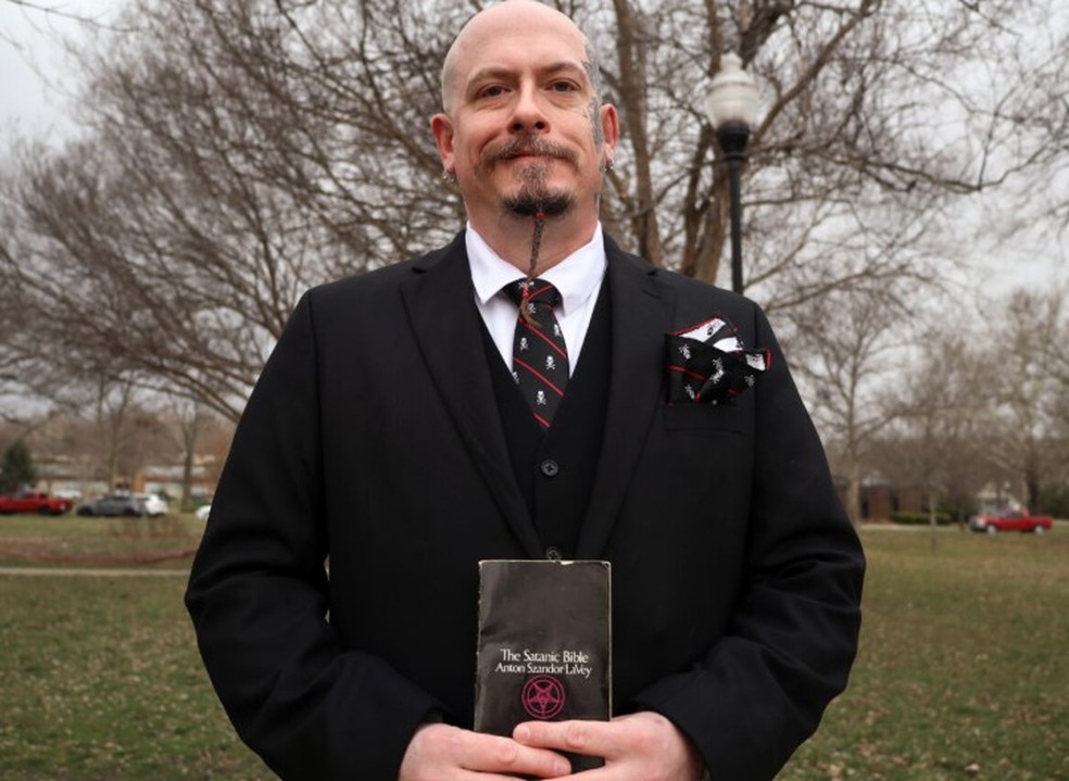 Michael Stewart, fundador da Satanic Grotto, é acusado de roubar hóstia e vinho consagrados para 'missa negra' — Foto: Reprodução