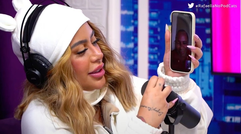 Rafaella falando com o pai por chamada de vídeo — Foto: Reprodução/YouTube