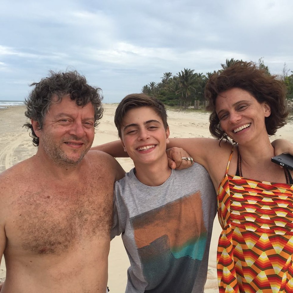 Malu Galli com o marido, o artista plástico Afonso Tostes, e o filho — Foto: Instagram e Divulgação
