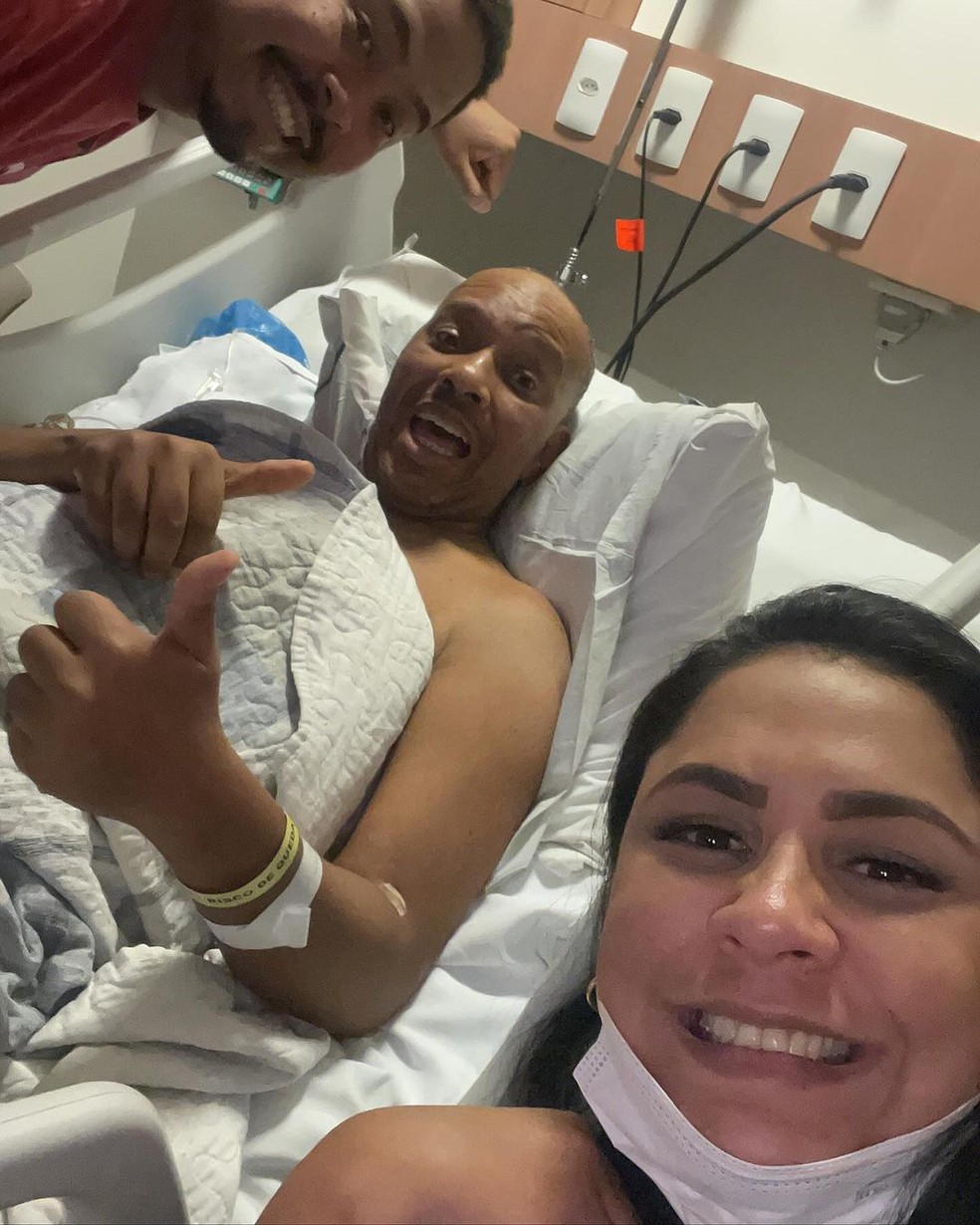 Paula compartilhou uma foto ao lado de Anderson, em uma de suas internações — Foto: Reprodução/Instagram