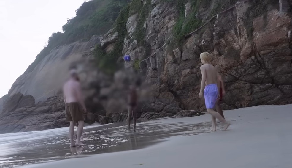 Integrante do grupo Stray Kids jogando altinha em praia no Rio de Janeiro — Foto: Reprodução/YouTube