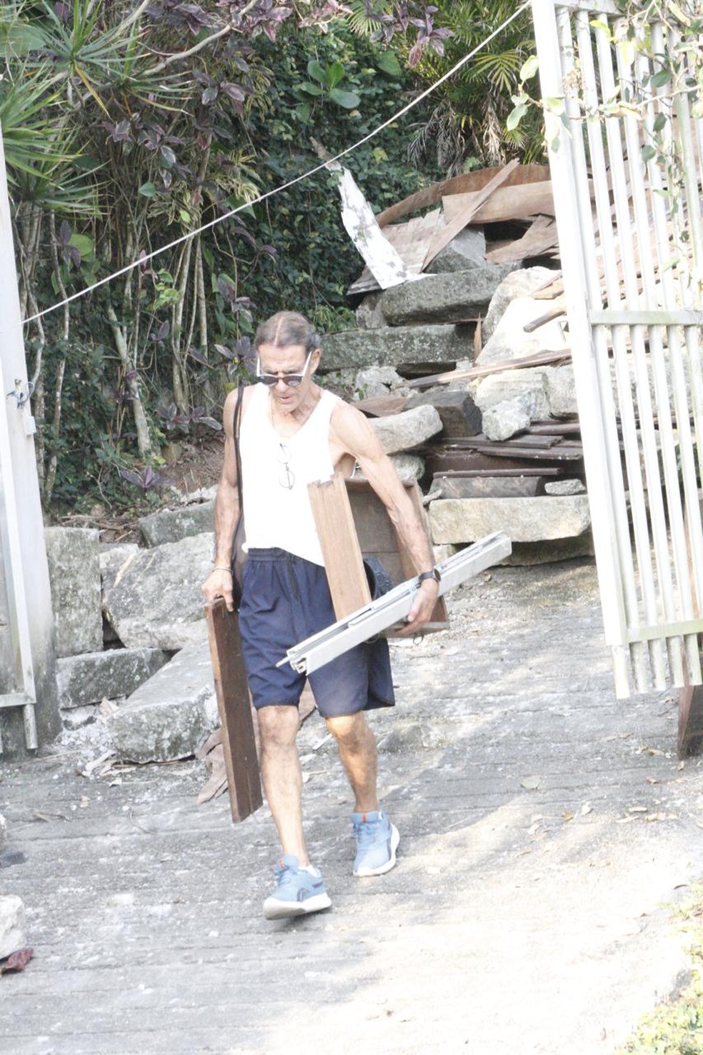 Mário Gomes é despejado da casa onde mora com a família, no Rio — Foto: Sandro Cardozo