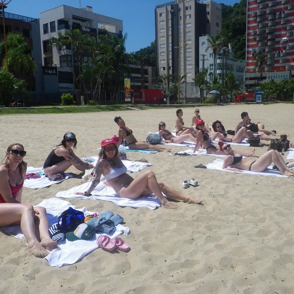 Olivia Rodrigo pegando um bronze na praia — Foto: Reprodução/Instagram