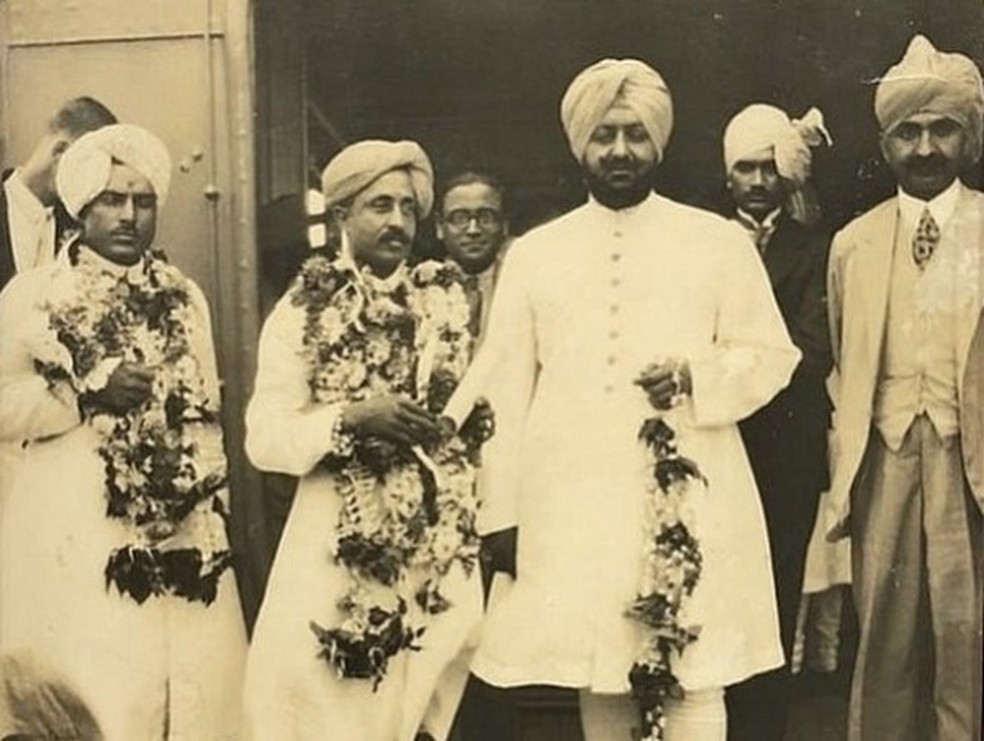Bhupinder Singh (o segundo da direira para a esqiuerda) em evento na Índia — Foto: Reprodução/Instagram(Royal Archives)