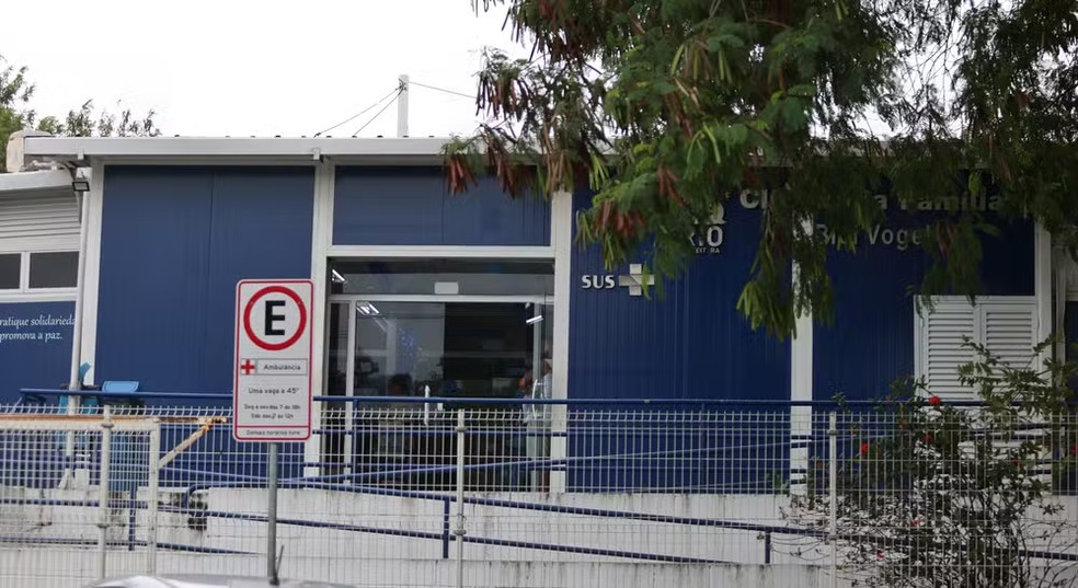 Próxima ao Alemão, Clínica da Família Bibi Vogel funciona normalmente — Foto: Fabiano Rocha / Agência O Globo