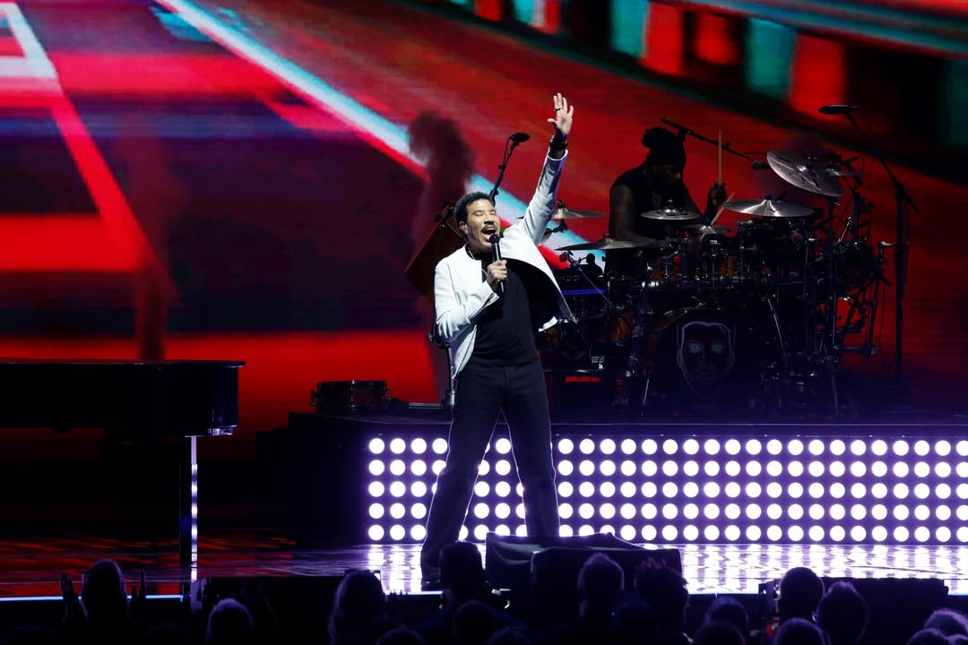 O que aconteceu com Lionel Richie? Cantor é internado após show nos EUA, diz jornal - QTU Questões do Universo