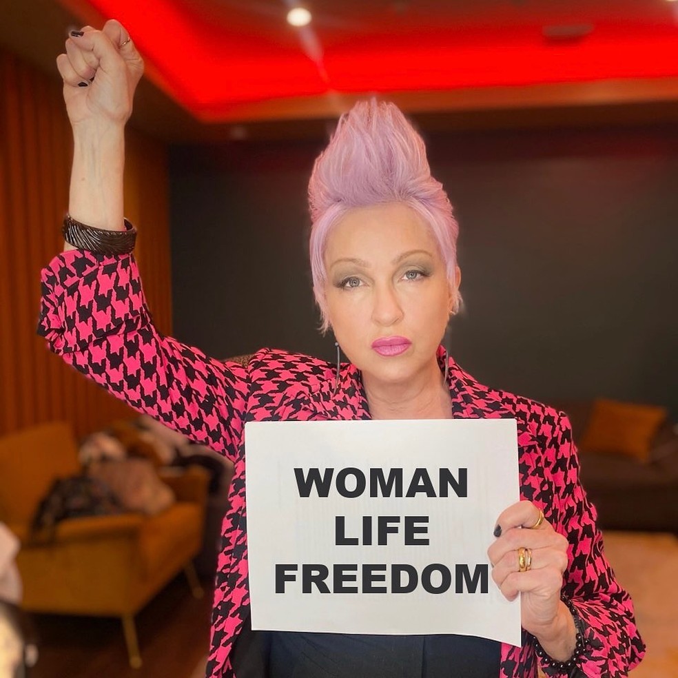 Nos 70 anos de Cyndi Lauper, relembre diferentes visuais e hits da artista