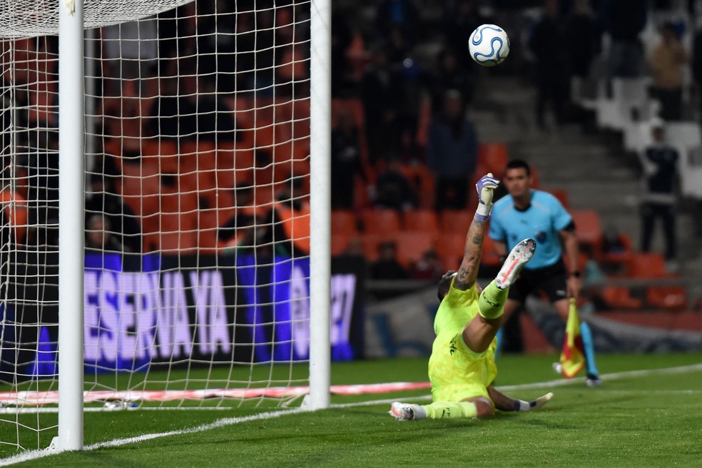 Fábio foi o herói da classificação do Fluminense às quartas de final — Foto: Andres LARROVERE / AFP