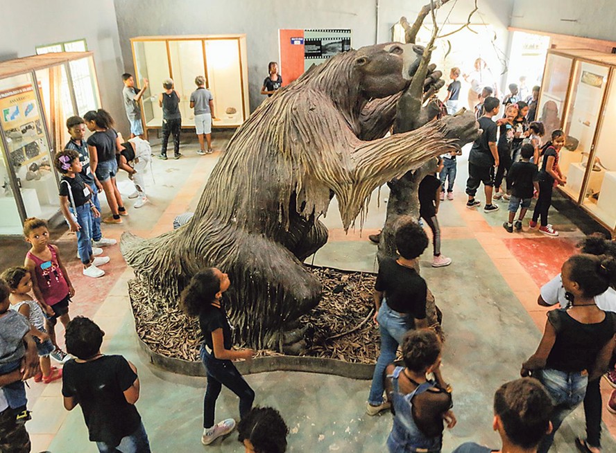 Réplica de uma preguiça gigante em exposição no Parque São José