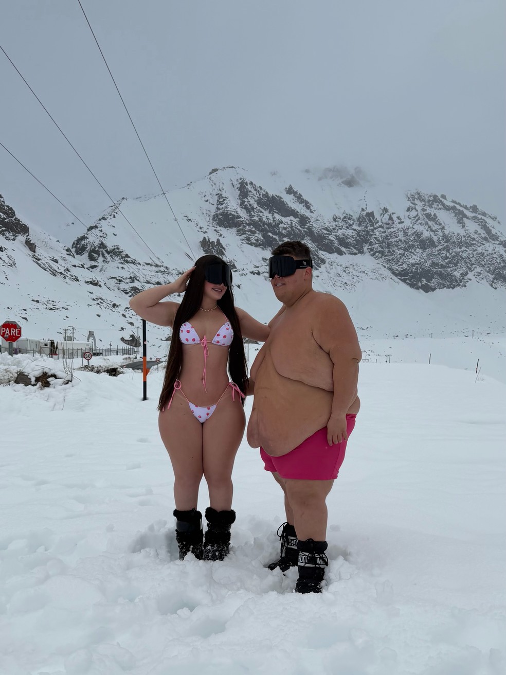Gord&atilde;o da XJ e noiva posam com trajes de banho na neve no Chile &mdash; Foto: Reprodu&ccedil;&atilde;o/Instagram