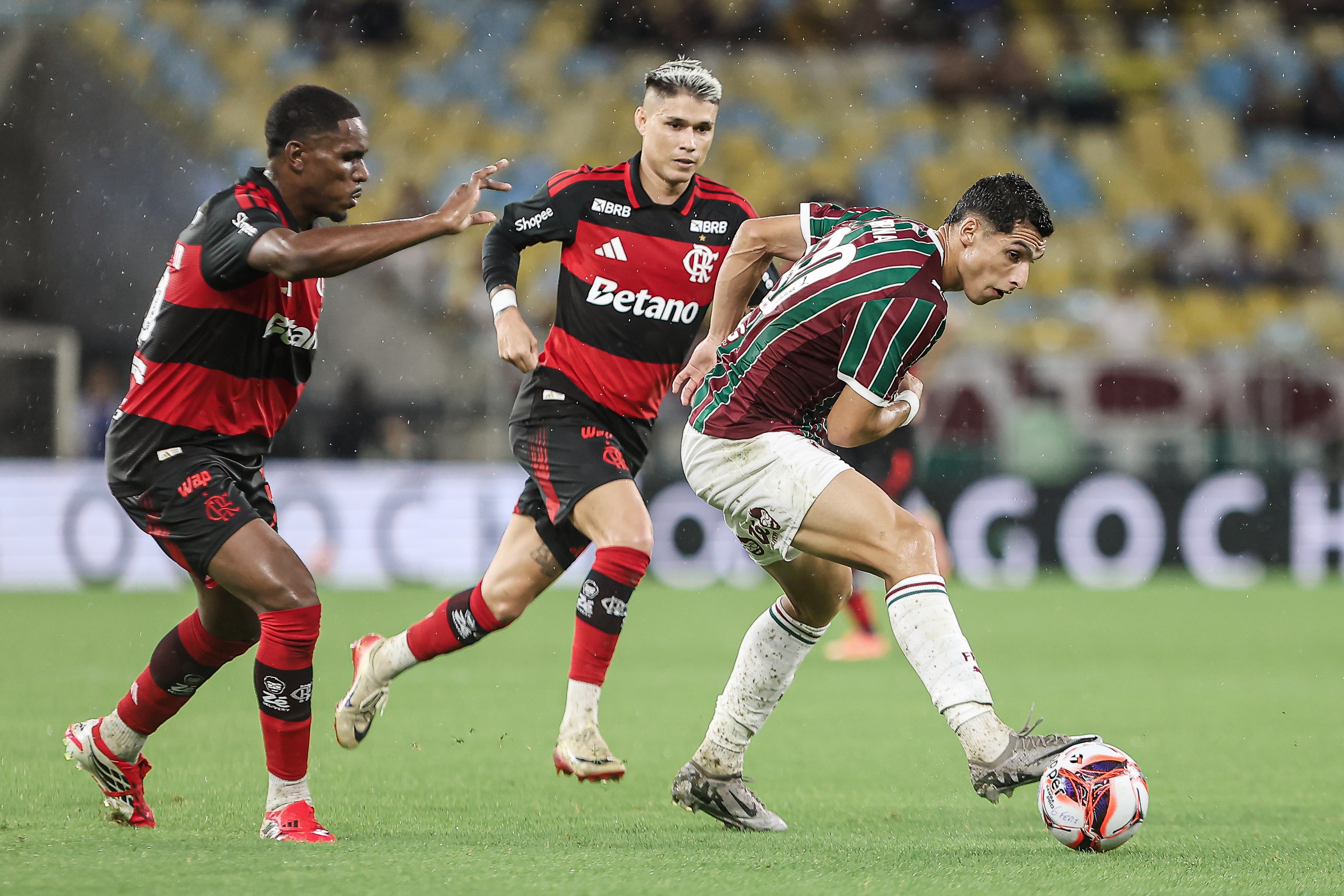 Em jogo paralisado por dilúvio no Maracanã, Fluminense supera Flamengo, que está na vice-lanterna do Carioca