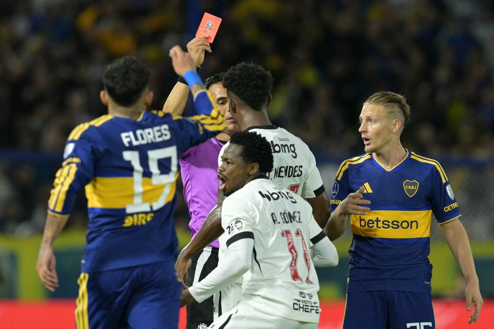 Andrés Gómez é expulso em Vasco x Boca — Foto: JUAN MABROMATA / AFP