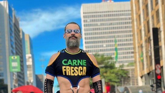Carmo Dalla Vecchia rebate internauta sobre look na Parada Gay de São Paulo