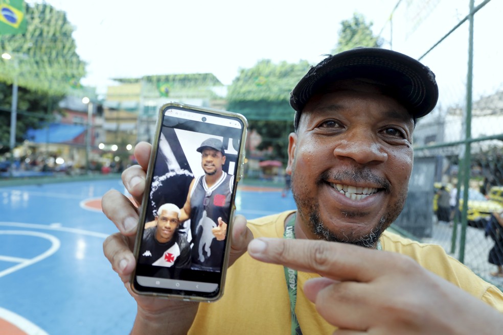 Tio de Rayan mostra orgulhoso a foto com o jogador quando defendia a base do Vasco — Foto: Marcelo Theobald/Agência O Globo