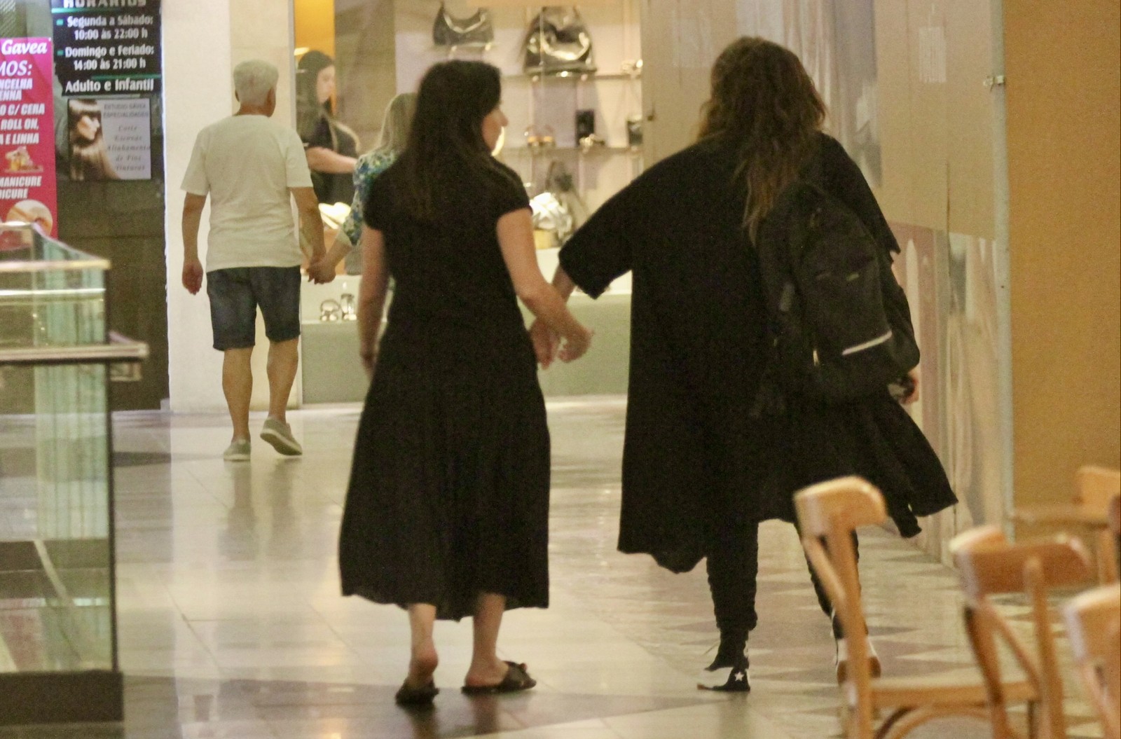Ana Carolina passeia de mãos dada com namorada, a produtora Ramona Bakker — Foto: Extra