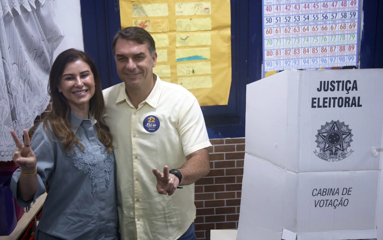 Flávio Bolsonaro vota acompanhado da família no Rio e diz que chegou a hora da 'mudança de verdade'