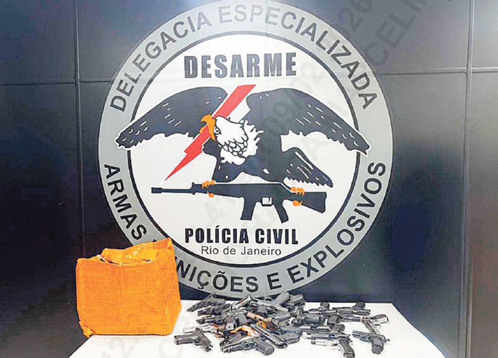 As pistolas apreendidas pela Polícia Civil num ônibus em Itatiaia, escondidas em caixas de almofadas — Foto: Polícia Civil/Divulgação