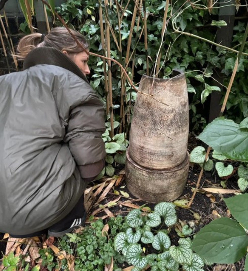 Vaso quebrado e abandonado em jardim na Inglaterra é arrematado em leilão por R$ 383 mil — Foto: Divulgação/ChiswickAuctions