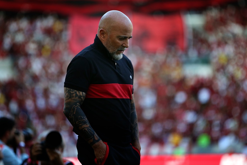 Sampaoli tem dificuldades de consertar as falhas da defesa em seu começo de Flamengo — Foto: Lucas Tavares