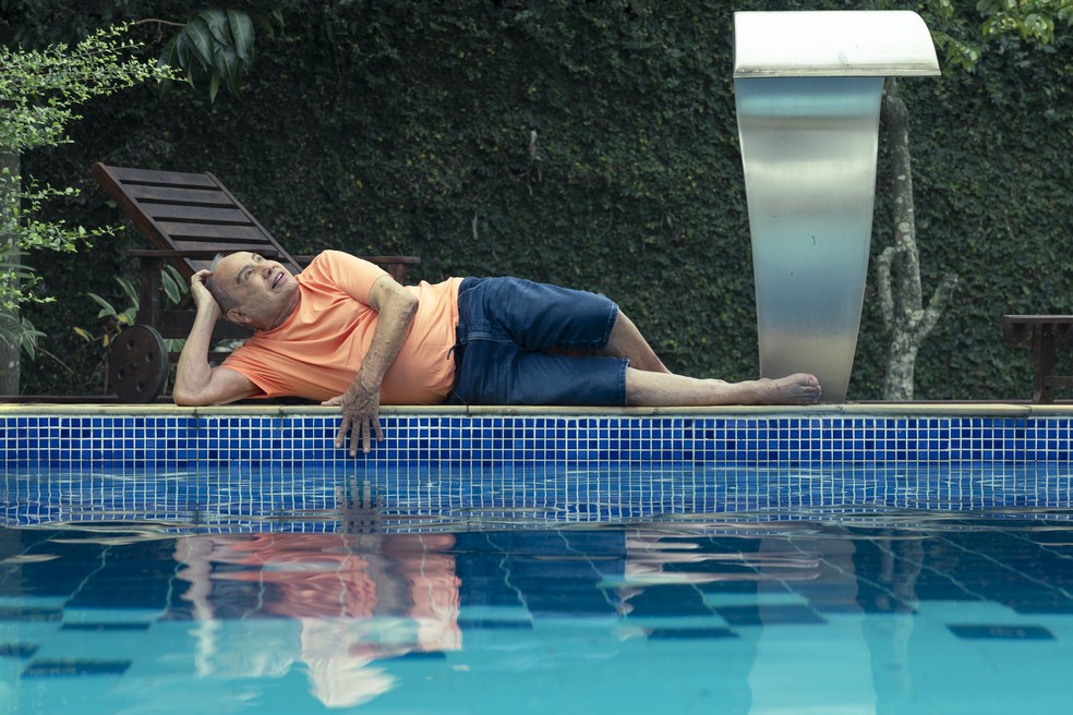 Stenio Garcia em sua casa em Jacarepaguá, onde vive atualmente — Foto: Leo Marinho